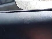 Moglie sega in auto dal finestrino sconosciuto