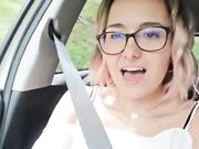 Italiana si masturba in auto col suo ragazzo che guida