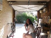Mi sbatte in garage e mi sborra in bocca