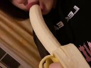 Teen italiana spompina la banana