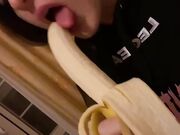 Teen italiana spompina la banana