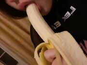 Teen italiana spompina la banana