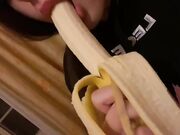 Teen italiana spompina la banana