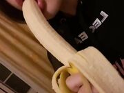 Teen italiana spompina la banana