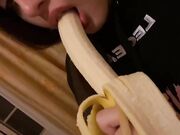 Teen italiana spompina la banana