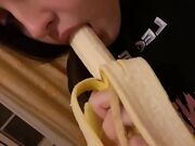 Teen italiana spompina la banana