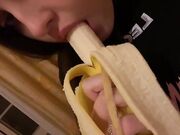 Teen italiana spompina la banana