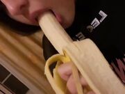 Teen italiana spompina la banana