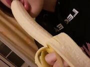 Teen italiana spompina la banana