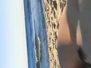 Coppia italiana nudista in spiaggia