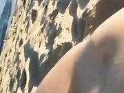 Coppia italiana nudista in spiaggia
