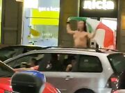 Forza italia - Tifose in topless in strada