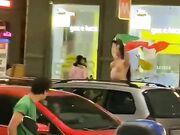 Forza italia - Tifose in topless in strada