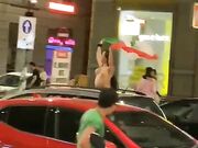 Forza italia - Tifose in topless in strada