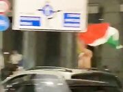 Forza italia - Tifose in topless in strada