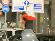 Forza italia - Tifose in topless in strada