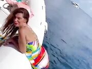 Veronica Maya al mare in gommone