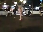 Ragazza si spoglia in piazza Stesicoro Catania Sicilia