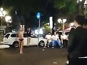 Ragazza si spoglia in piazza Stesicoro Catania Sicilia