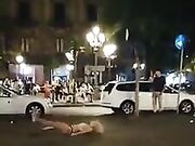 Ragazza si spoglia in piazza Stesicoro Catania Sicilia