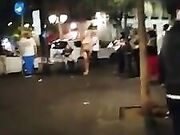 Ragazza si spoglia in piazza Stesicoro Catania Sicilia