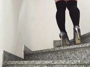 Milf italiana con gran culo salendo le scale