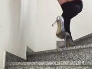 Milf italiana con gran culo salendo le scale