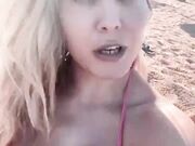 Paola Saulino in bikini in spiaggia