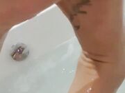 Noemi Blonde nella vasca in relax