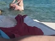 Coppia beccata a scopare in spiaggia in Sardegna