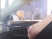 Mostra le tette a camionista in autostrada