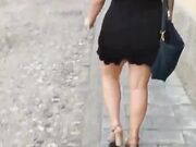 Ragazza italiana si leva le mutandine in strada