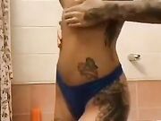 Nesty Suicide girl si spalma l'olio in bagno