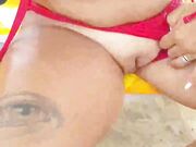 Moglie in bikini ripresa in spiaggia bagno e topless