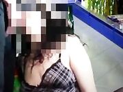 MILF Italiana si masturba e lo succhia al supermercato