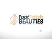 Foot Fetish - Due ragazze insultano il segaiolo sfigato
