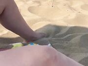 Prende il sole nuda