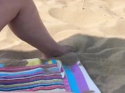 Prende il sole nuda