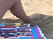 Prende il sole nuda