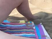 Prende il sole nuda