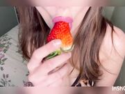 MaryJane si masturba con la fragola