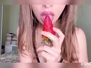 MaryJane si masturba con la fragola