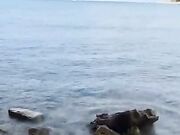 Moglie italiana nudista si masturba in spiaggia
