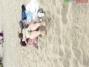 Bella culona ripresa in spiaggia al mare