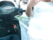 Esibizionista italiana troia si masturba sullo scooter