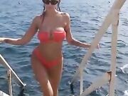 La Diva Del Tubo in bikini emerge dalle acque
