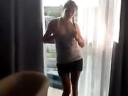 Fidanzata mostra le tette sul balcone in hotel