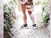 Upskirt senza mutandine esibizionista in pubblico