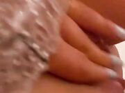 Si masturba nel bagno a casa di amici