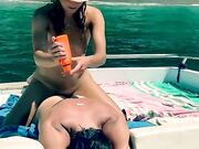 Massaggio con crema in barca coppia italiana